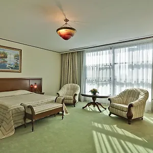Hotel Alexander, Voluntari